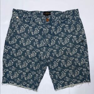 CPO Provisions Dry Goods Mens Sz 32
Blue Floral Print Cut Off Shorts